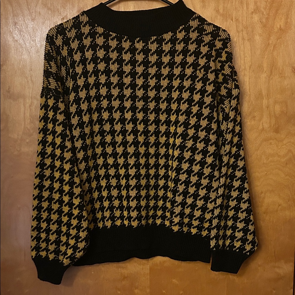 Vintage Stylish Black and Gold Houndstooth Winter Sweater Woman’s Large